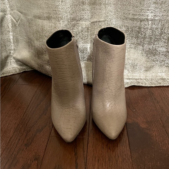 NWT ALDO Silver, Grey textured Leather stiletto booties - Picture 4 of 10
